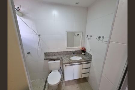 Banheiro do Quarto 1 de apartamento para alugar com 3 quartos, 85m² em Santa Mônica, Uberlândia