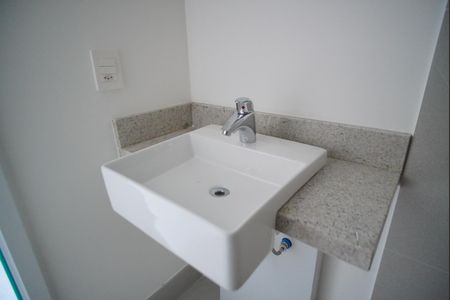 Banheiro de kitnet/studio à venda com 1 quarto, 24m² em Boa Vista, Porto Alegre