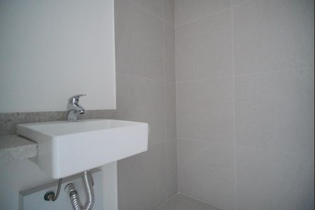 Banheiro de kitnet/studio à venda com 1 quarto, 24m² em Boa Vista, Porto Alegre