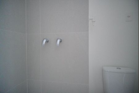 Banheiro de kitnet/studio à venda com 1 quarto, 24m² em Boa Vista, Porto Alegre