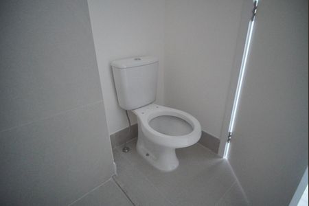 Banheiro de kitnet/studio à venda com 1 quarto, 24m² em Boa Vista, Porto Alegre