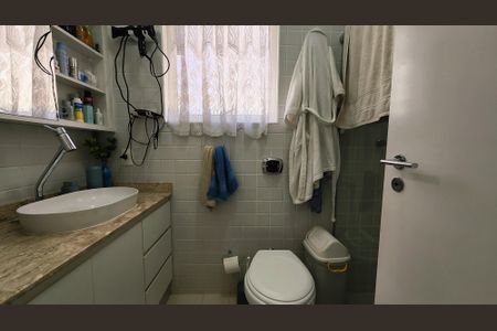 Casa de condomínio à venda com 131m², 3 quartos e 2 vagas Casa de condomínio à venda com 131m², 3 quartos e 2 vagasBanheiro da Suíte 1