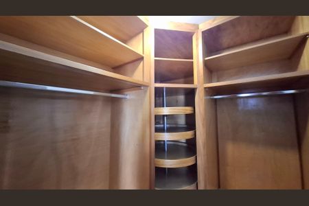 Apartamento à venda com 196m², 4 quartos e 3 vagas Apartamento à venda com 196m², 4 quartos e 3 vagasCloset da Suíte 1