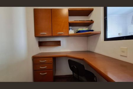 Apartamento à venda com 196m², 4 quartos e 3 vagas Apartamento à venda com 196m², 4 quartos e 3 vagasEscritório