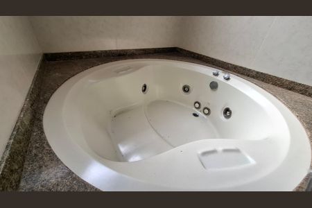 Apartamento à venda com 196m², 4 quartos e 3 vagas Apartamento à venda com 196m², 4 quartos e 3 vagasBanheiro da Suíte 1