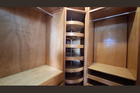 Apartamento à venda com 196m², 4 quartos e 3 vagas Apartamento à venda com 196m², 4 quartos e 3 vagasCloset da Suíte 1