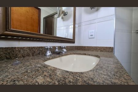 Apartamento à venda com 196m², 4 quartos e 3 vagas Apartamento à venda com 196m², 4 quartos e 3 vagasBanheiro da Suíte 2