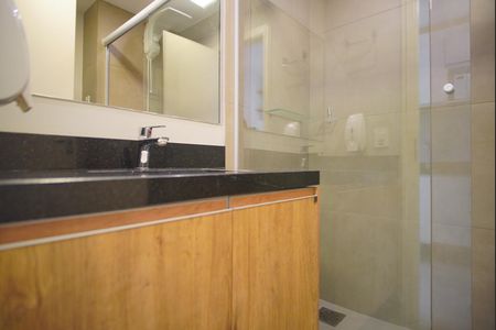 Banheiro de kitnet/studio para alugar com 1 quarto, 27m² em Auxiliadora, Porto Alegre