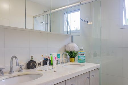 Apartamento à venda com 159m², 4 quartos e 2 vagas Apartamento à venda com 159m², 4 quartos e 2 vagasBanheiro da Suíte 1