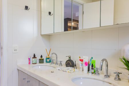 Apartamento à venda com 159m², 4 quartos e 2 vagas Apartamento à venda com 159m², 4 quartos e 2 vagasBanheiro da Suíte 1