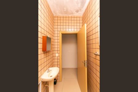 Banheiro de casa de condomínio para alugar com 1 quarto, 40m² em Jardim Três Marias, São Paulo