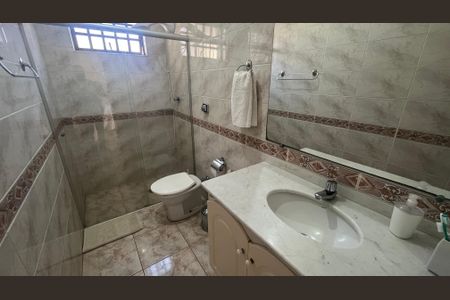 Casa à venda com 130m², 4 quartos e 4 vagas Casa à venda com 130m², 4 quartos e 4 vagasBanheiro Social