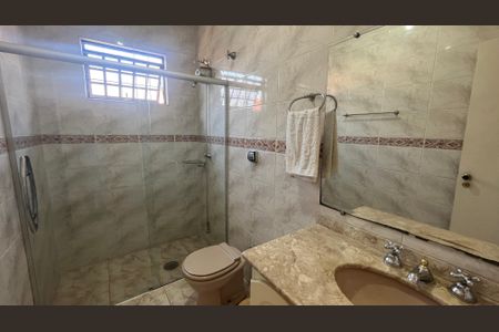 Casa à venda com 130m², 4 quartos e 4 vagas Casa à venda com 130m², 4 quartos e 4 vagasBanheiro Social