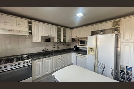 Casa à venda com 130m², 4 quartos e 4 vagas Casa à venda com 130m², 4 quartos e 4 vagasCozinha