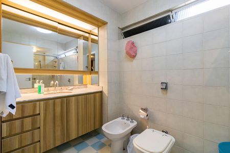 Casa à venda com 390m², 4 quartos e 3 vagasBanheiro da Suíte