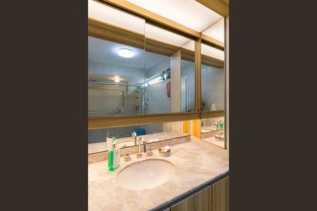 Casa à venda com 390m², 4 quartos e 3 vagasBanheiro da Suíte