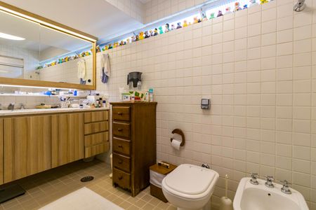 Casa à venda com 390m², 4 quartos e 3 vagasBanheiro da Suíte