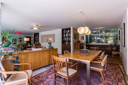 Casa à venda com 390m², 4 quartos e 3 vagasSala