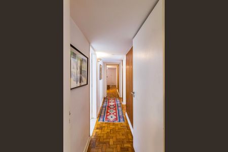 Casa à venda com 390m², 4 quartos e 3 vagasCorredor