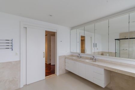 Apartamento para alugar com 500m², 5 quartos e 4 vagas Apartamento para alugar com 500m², 5 quartos e 4 vagasBanheiro da Suíte 1