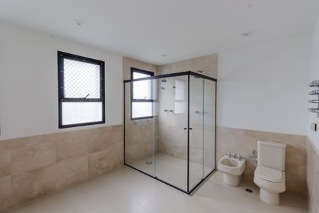 Apartamento para alugar com 500m², 5 quartos e 4 vagas Apartamento para alugar com 500m², 5 quartos e 4 vagasBanheiro da Suíte 1