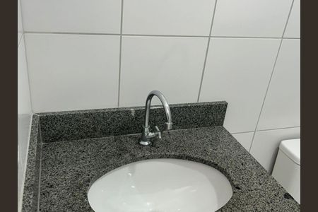 Banheiro de apartamento para alugar com 2 quartos, 33m² em Vila Pierina, São Paulo