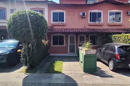 Casa de condomínio à venda com 70m², 2 quartos e 1 vaga Casa de condomínio à venda com 70m², 2 quartos e 1 vagaFachada
