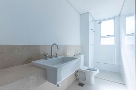 Apartamento à venda com 200m², 4 quartos e 3 vagasBanheiro da Suíte 1