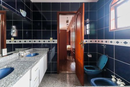 Casa à venda com 460m², 6 quartos e 4 vagas Casa à venda com 460m², 6 quartos e 4 vagasBanheiro da Suíte 1
