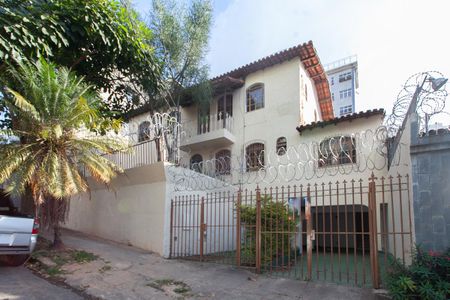 Casa para alugar com 347m², 8 quartos e 5 vagas Casa para alugar com 347m², 8 quartos e 5 vagasFachada