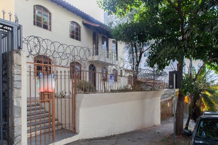 Casa para alugar com 347m², 8 quartos e 5 vagas Casa para alugar com 347m², 8 quartos e 5 vagasFachada