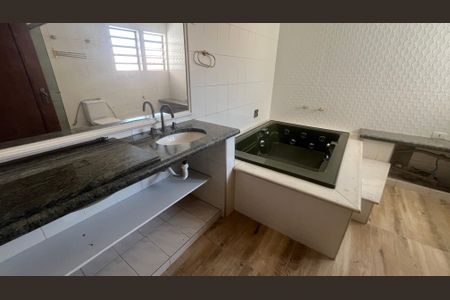 Casa à venda com 296m², 4 quartos e 2 vagasBanheiro da Suíte 2