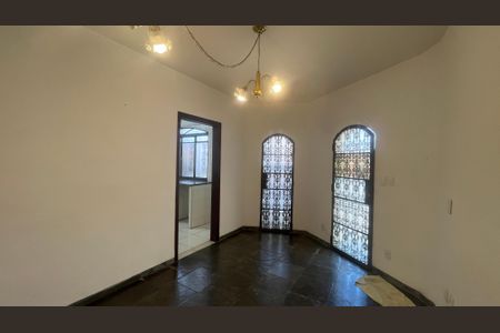 Casa à venda com 296m², 4 quartos e 2 vagasSala