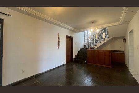 Casa à venda com 296m², 4 quartos e 2 vagasSala