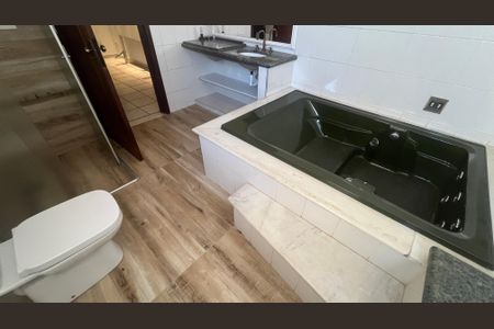 Casa à venda com 296m², 4 quartos e 2 vagasBanheiro da Suíte 2