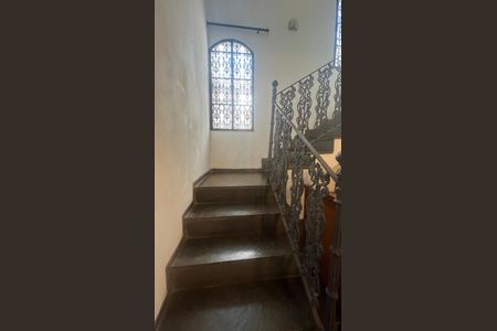 Casa à venda com 296m², 4 quartos e 2 vagasEscada