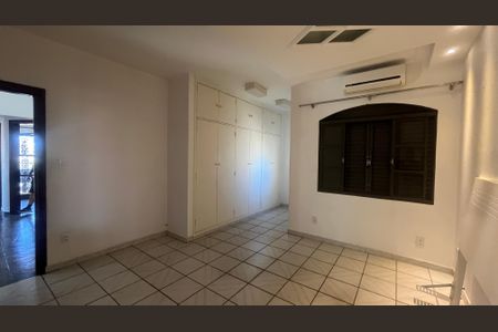 Casa à venda com 296m², 4 quartos e 2 vagasSuíte