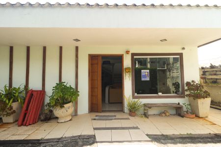 Casa de condomínio para alugar com 197m², 4 quartos e 2 vagas Casa de condomínio para alugar com 197m², 4 quartos e 2 vagasFachada