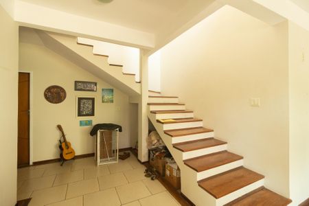 Casa de condomínio para alugar com 197m², 4 quartos e 2 vagas Casa de condomínio para alugar com 197m², 4 quartos e 2 vagasEscada