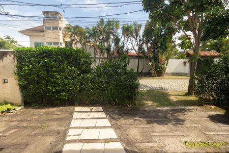 Casa de condomínio para alugar com 197m², 4 quartos e 2 vagas Casa de condomínio para alugar com 197m², 4 quartos e 2 vagasEntrada