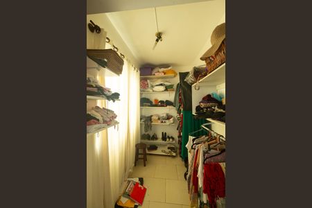 Casa de condomínio para alugar com 197m², 4 quartos e 2 vagas Casa de condomínio para alugar com 197m², 4 quartos e 2 vagasCloset da Suíte 1