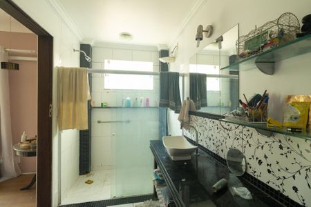 Casa de condomínio para alugar com 197m², 4 quartos e 2 vagas Casa de condomínio para alugar com 197m², 4 quartos e 2 vagasBanheiro da Suíte 1