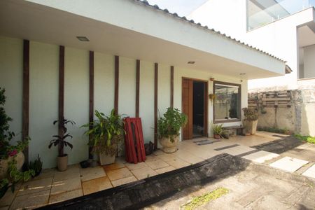 Casa de condomínio para alugar com 197m², 4 quartos e 2 vagas Casa de condomínio para alugar com 197m², 4 quartos e 2 vagasVaranda