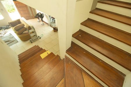 Casa de condomínio para alugar com 197m², 4 quartos e 2 vagas Casa de condomínio para alugar com 197m², 4 quartos e 2 vagasEscada