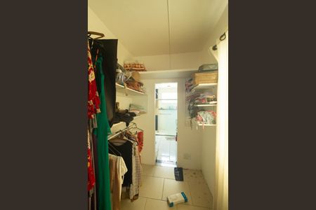 Casa de condomínio para alugar com 197m², 4 quartos e 2 vagas Casa de condomínio para alugar com 197m², 4 quartos e 2 vagasCloset da Suíte 1