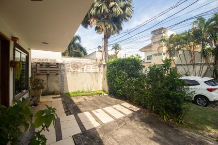 Casa de condomínio para alugar com 197m², 4 quartos e 2 vagas Casa de condomínio para alugar com 197m², 4 quartos e 2 vagasVaranda