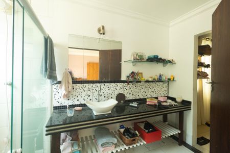 Casa de condomínio para alugar com 197m², 4 quartos e 2 vagas Casa de condomínio para alugar com 197m², 4 quartos e 2 vagasBanheiro da Suíte 1