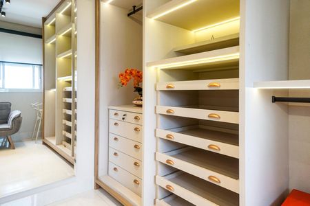Apartamento à venda com 112m², 3 quartos e 3 vagas Apartamento à venda com 112m², 3 quartos e 3 vagasCloset da suíte