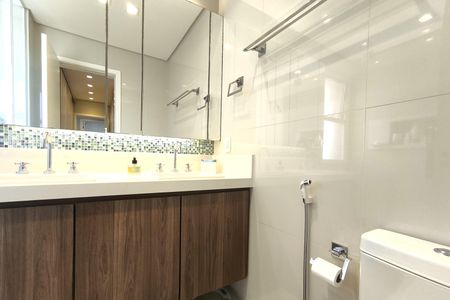 Apartamento à venda com 139m², 3 quartos e 3 vagas Apartamento à venda com 139m², 3 quartos e 3 vagasBanheiro da Suíte 1