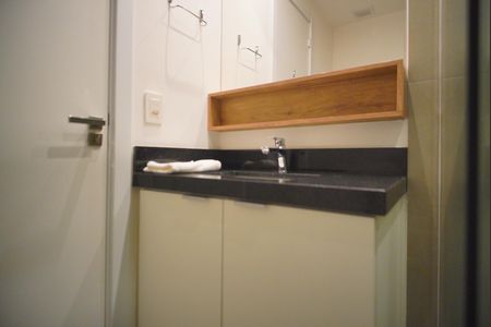 Banheiro de kitnet/studio para alugar com 1 quarto, 24m² em Auxiliadora, Porto Alegre